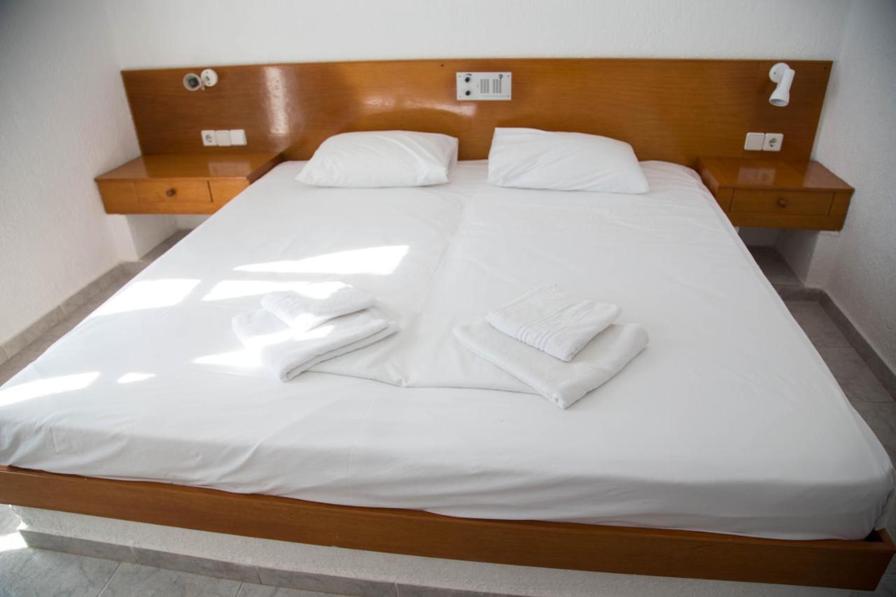Artemis Aparthotel Makrýgialos Екстериор снимка