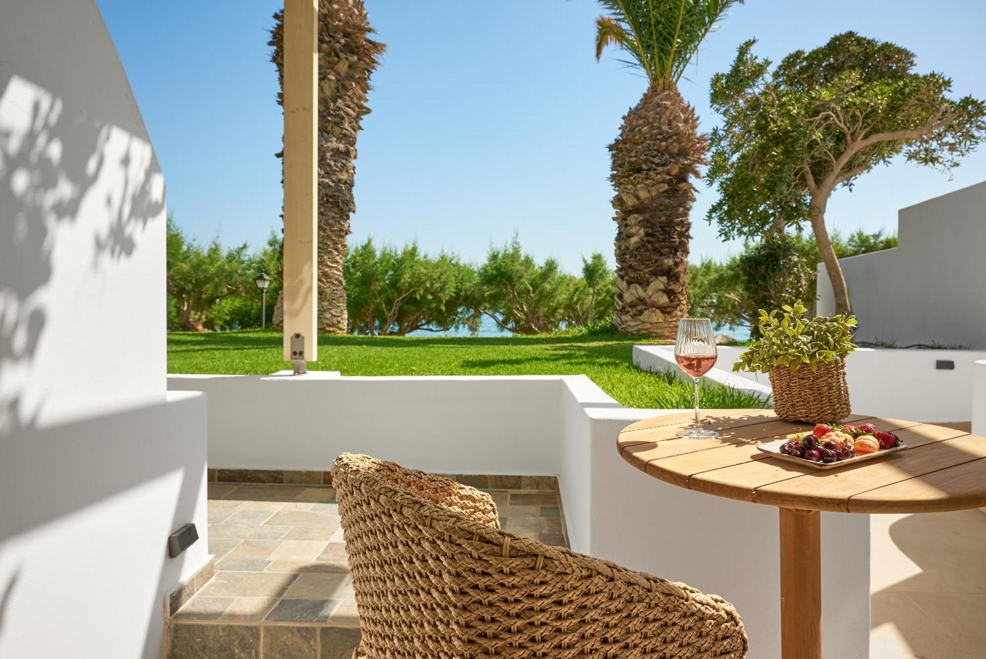 Artemis Aparthotel Makrýgialos Екстериор снимка